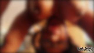 Mulher negra sexy exibe sua bunda e peitos grandes