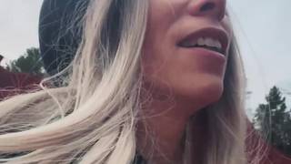 LittleAngel84 vai à caça de uma pila gorda e dura na floresta
