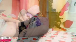 Morena transexual que aceita tudo o que puder no cu para ter prazer