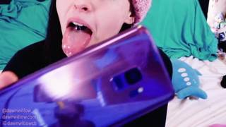 Mulher fazendo experiências com brinquedos comprados recentemente Mulher fazendo experiências com brinquedos comprados recentemente