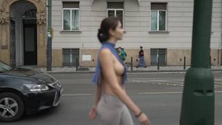 Morena esportiva passeia quase nua por um parque para se excitar Morena esportiva passeia quase nua por um parque para se excitar