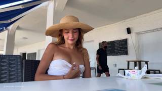 Agatha foi à praia para mostrar o seu belo corpo nu