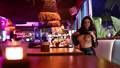 Uma exibicionista mostra seus seios e provoca a todos em um bar