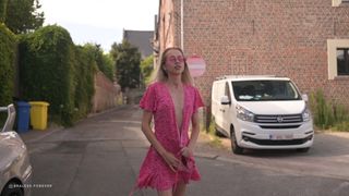 O que Bernie mais gosta é de se mostrar nua em todos os lugares.