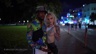 April Jayne e seus amigos vão ao bar para mostrar as estetas a todos.