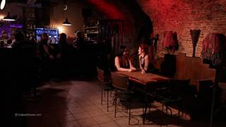 Essas garotas chamam a atenção no bar e acabam praticando bdsm Essas garotas chamam a atenção no bar e acabam praticando bdsm