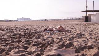 Olivia foi bronzear os peitos e até a buceta na praia