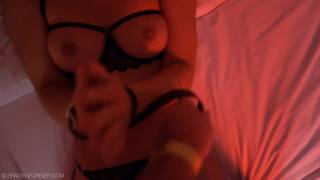 Tudo o que ela precisa fazer é chupar pênis e se tocar