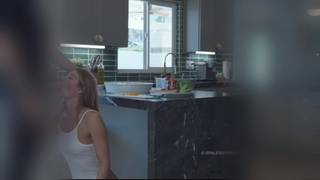 Ele convida duas garotas e transa com elas na cozinha.