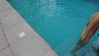 A garota francesa é simpática e quer estar no meio de todos.