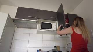 Começa a se masturbar sensualmente no banheiro e por toda a casa