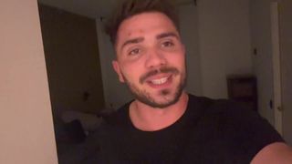 Seu namorado propõe que ela chupe o pênis dele para que seus seguidores vejam.