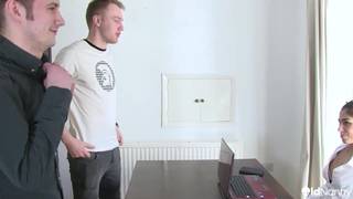 Foxy Tiger e Sam Bourne, a ruiva velha é fodida violentamente