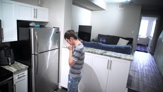 Ela faz uma brincadeira ao meio-irmão enquanto ele se masturba