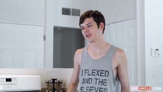 Os primos vão para o sofá e chupam os pênis uns dos outros sem parar, como gays