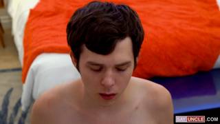 Twink sentirá sua bunda penetrada por seu irmão gay mais velho Twink sentirá sua bunda penetrada por seu irmão gay mais velho