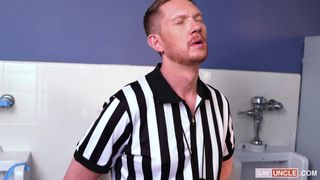 O Bully encontra esse vagabundo no banheiro e o faz chupar seu pau