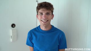 Um jovem mostra a um homem sua bunda virgem durante uma chamada de vídeo