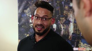 Este padrasto força o seu enteado twink a chupar o seu pau grosso