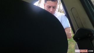 Enquanto espera pelo mecânico, saca o pau para o twink