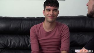 O gêmeo chupando o pau do padrasto para sentir o gosto dele