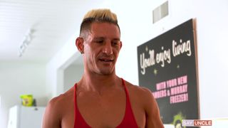 Este twink adora ver o seu padrasto punhetando o pau na frente dele