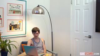 Twink e padrastro DILF fazem uma mamada torrida