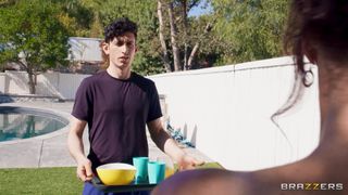 Syren de Mer satisfaz os amigos de seu filho durante um trio