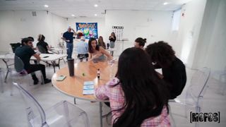 Em RedTube, a jovem negra quer que comam a buceta dela no bingo