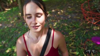 Peter grava um POV fodendo a Daisy Phoenix na posição do cachorrinho