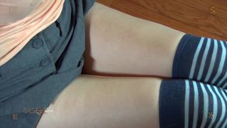 Uma bela mulher dominada, amarrada e escravizada em uma cena de BDSM.