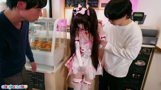 Ria Kurumi trabalha em uma confeitaria mostrando a buceta disfarçada