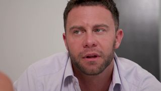 Andi convence seu enteado Seth Gamble a transar com ela