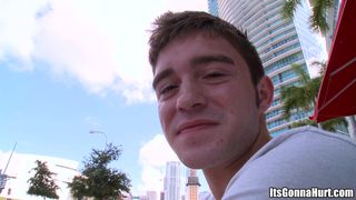 Um cara recebe uma proposta para transar com um negro bem dotado