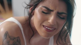 Esta tranny não imaginava que o amigo dela a seguiria para fodê-la