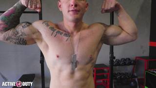 Jeremiah Cruze se engasga com o pênis de King após o treino Jeremiah Cruze se engasga com o pênis de King após o treino