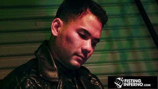 Homem submisso se deixa foder analmente sem camisinha