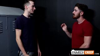 Dallas usa seu pau grande para foder a boca e o cu de Nick