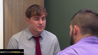 Josh se deixa comer o cu por seu colega gay Julian Brady!