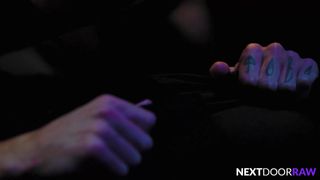 Roman Todd recebe um boquete de Theo Brady no beco dos fundos