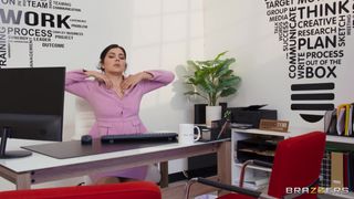 No escritório da Brazzers sempre há sexo a três como este.