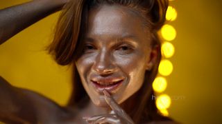 Assim é um dia na vida erótica da preciosa Jolie