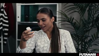 Milan Cheek e Alexa são fodidas com um pau falso no escritório