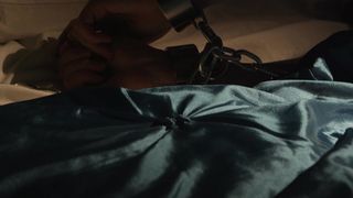 Milf ruiva sensual sozinha na cama em um pornô BDSM acorrentado