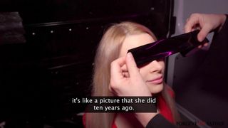 Esta loira excitada está chupando e fodendo com meia-calça