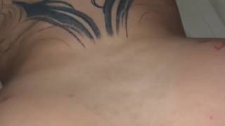 Uma acompanhante chupa sensualmente e é sodomizada no estilo cachorrinho