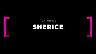 Sherice está nua na banheira e isso nos basta para nos excitarmos