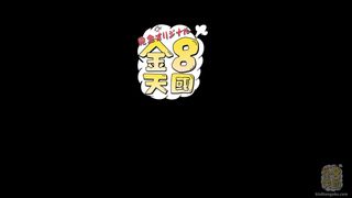 Loira nua em solo exibe sua buceta e seu clitóris em sua cama