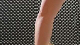 Pra se vingar do namorado, ela abre o cu dele com as duas mãos e óleo.