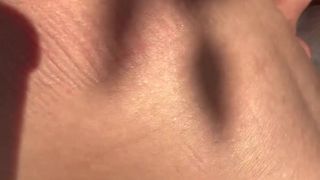 Ela anda pelas ruas amando paus de desconhecidos ao ar livre